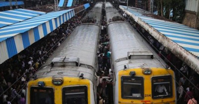 Два влака дерайлираха в Индия, има жертви (видео)