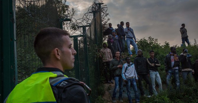 Имигранти се барикадираха в Париж