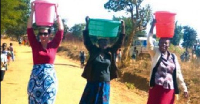 Жената на най-богатия човек в света носи вода в Африка