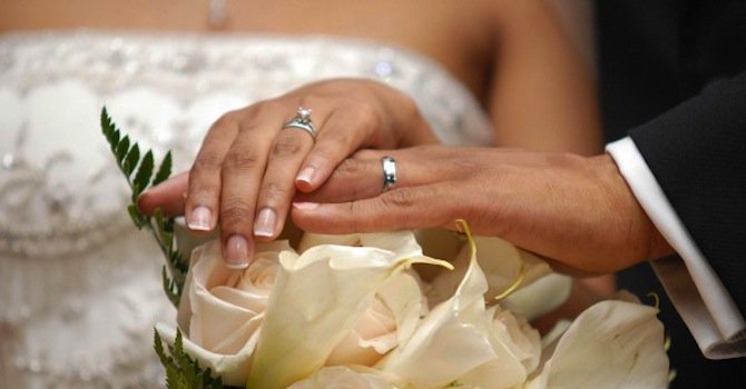 Младоженец съди жена си, уплашил се, след като я видял без грим