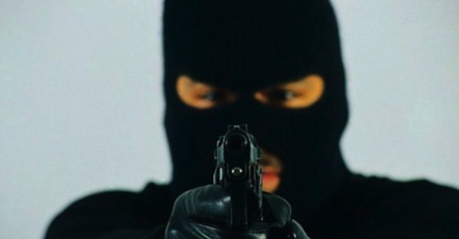 Въоръжен с картечен пистолет инвалид плаши с убийства в центъра на Плевен