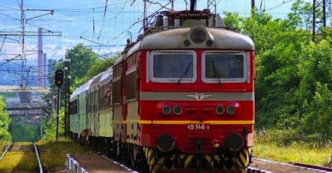 9 ранени на гара Пловдив, локомотив удари международен влак (видео+обновена)
