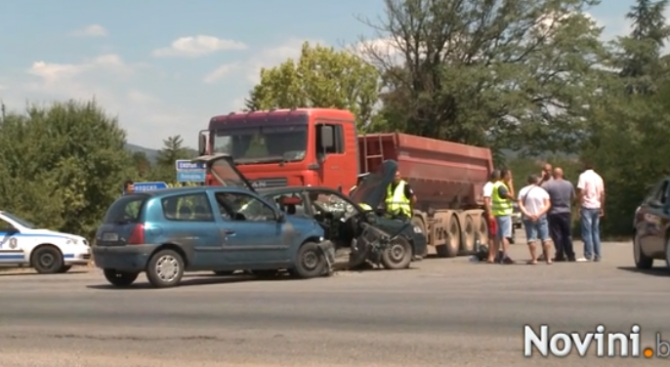 Две коли и камион се сблъскаха на Околовръстното в София (обновена+видео)
