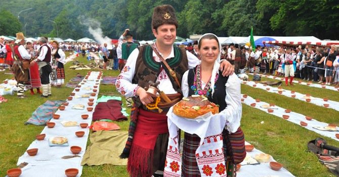 Фолклорен фестивал представя сватбената обредност на етноси и народности, населяващи Балканите