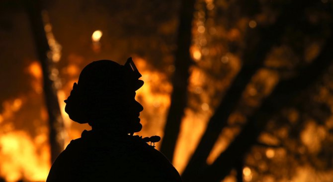 Големи части от страната са заплашени от пожари