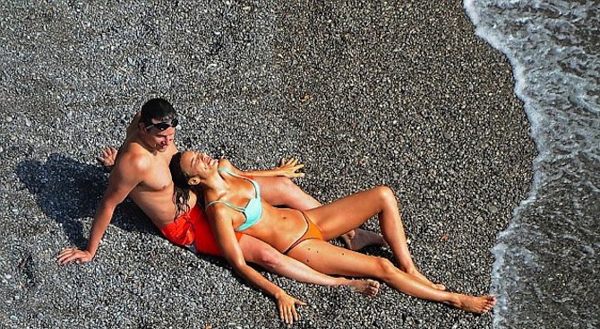 Летни страсти на плажа с Ирина Шейк и Брадли Купър (снимки)
