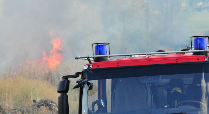 Огромен пожар горя край Благоевград, евакуираха хора (обновена)