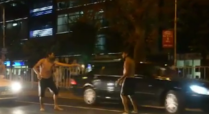 Пияни цигани подлудиха Варна със среднощен кючек насред улицата (видео)