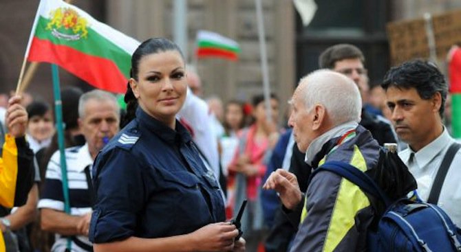 Почина бащата на скандалната полицайка Анна Витанова