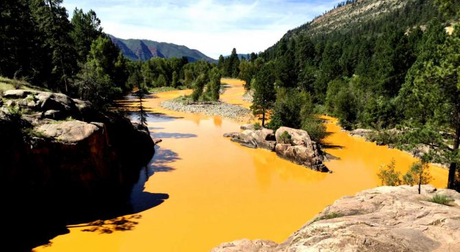 Токсични отпадъци направиха американска река оранжева (видео)