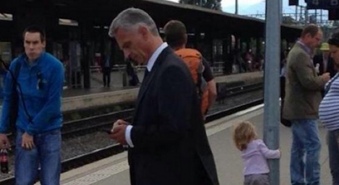 Това у нас не може да се случи: Президентът на Швейцария чака влак без никаква охрана (снимка)