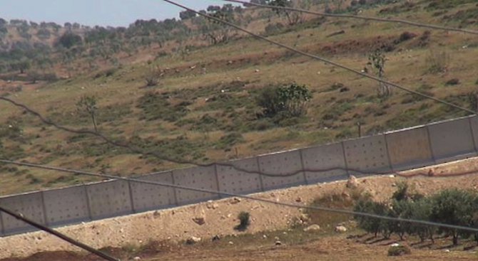 Турция строи бетонна стена по границата със Сирия (снимка)