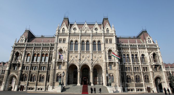 Унгария започва антиимигрантска кампания в транзитните страни