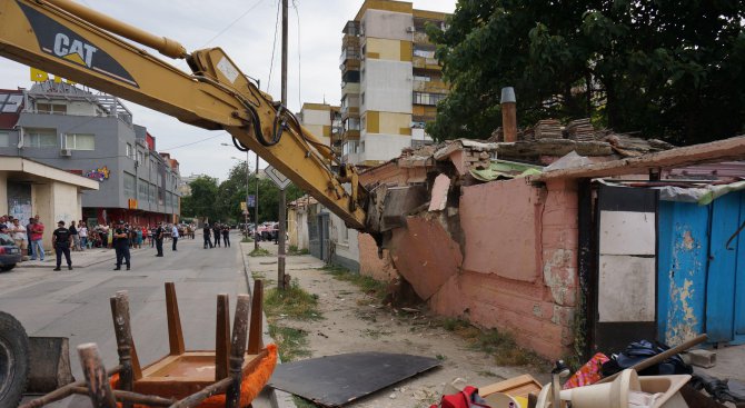 Бутат незаконни къщи в най-голямото циганско гето във Варна