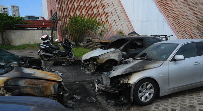 Четири автомобила и мотор горяха в Бургас (снимки)