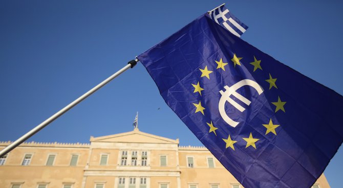 Еврочиновници пръснали 103 млн. евро за дрешки и барове