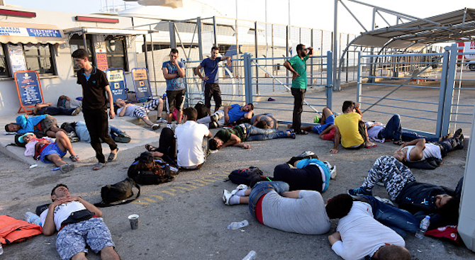 Гръцките власти местят имигранти от парк в Атина