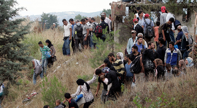 Хиляди бежанци щурмуваха блокадата на македонската граница (видео)