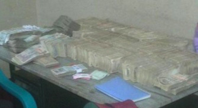 Корумпиран индиец скрил 3.2 млн. долара кеш и бижута в дома си