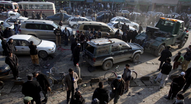 Мощна експлозия погуби цивилни в центъра на Кабул (обновена)