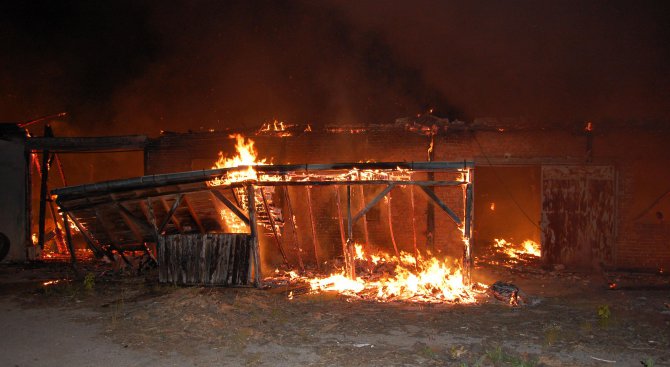 Пожар изпепели семейна ферма, изгорели са 4 крави