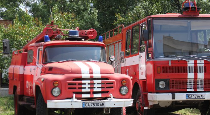 Пожарна кола изгоря, докато гасеше пожар