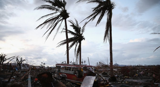 Тайфун уби най-малко четирима във Филипините