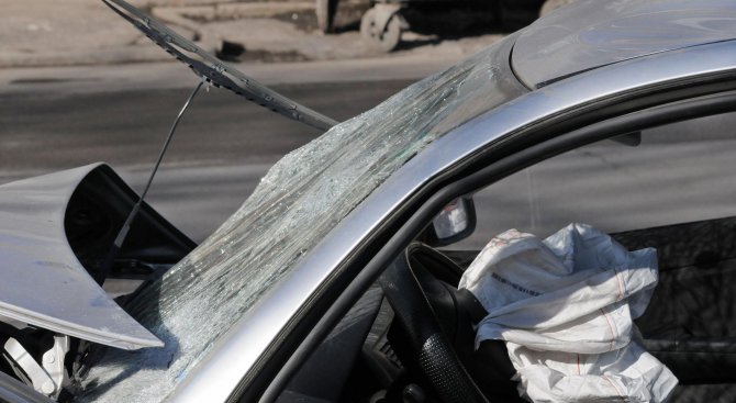 Тежка катастрофа край Стара Загора, гъркиня излетя през стъклото на кола и загина на място