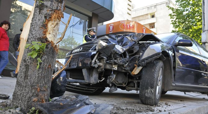 Тежка катастрофа във Варна, автомобил излетя на тротоара
