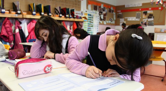 Учени: Училището води до главоболия, буквално