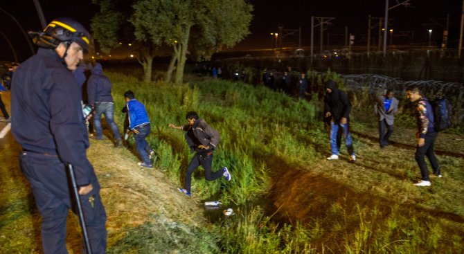 Унгария: Стотици хиляди имигранти ни обсаждат