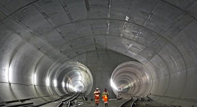 Факти за най-дългия и най-дълбок железопътен тунел в света (снимки)
