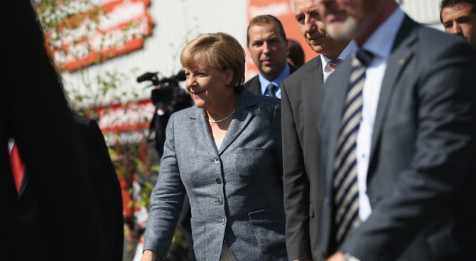 Крайнодесни освиркаха Меркел в бежански център (видео+снимки)