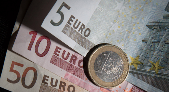 Криминалисти задържаха трима души със 75 000 фалшиви евро
