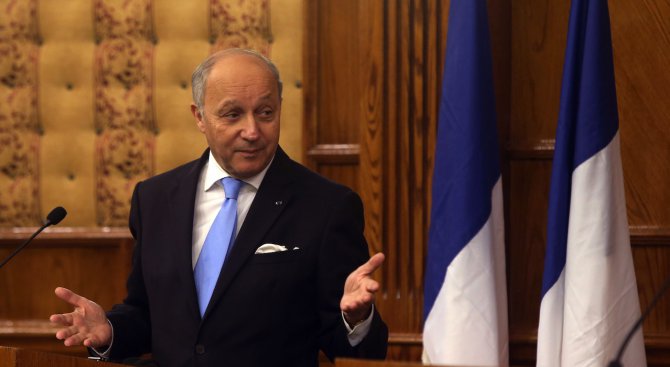 На френския външен министър му прилоша на пресконференция в Прага
