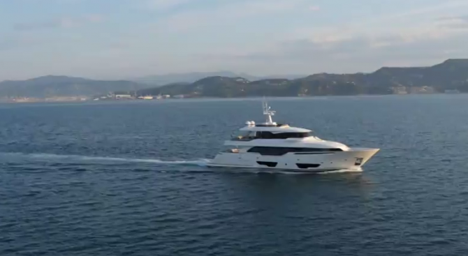 Яхта за $11 милиона потъна край гръцки остров
