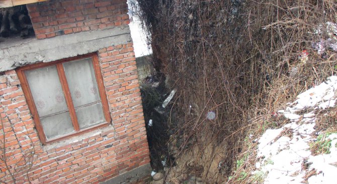 Строеж до свлачище напука къщи във Варна