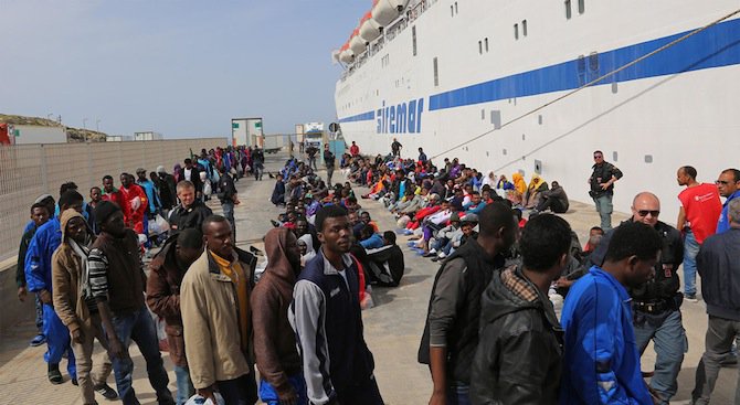 Телата на 50 мигранти откриха на кораб край Либия
