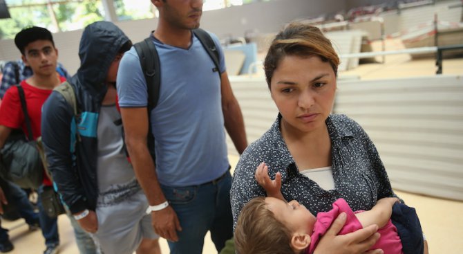 Чехия спира да задържа сирийски мигранти, пътуващи за Германия