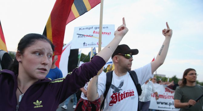 Десни екстремисти протестираха срещу идването на бежанци в Германия, стигна се до сблъсъци