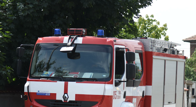 Двама пожарникари пострадаха тежко край Правец