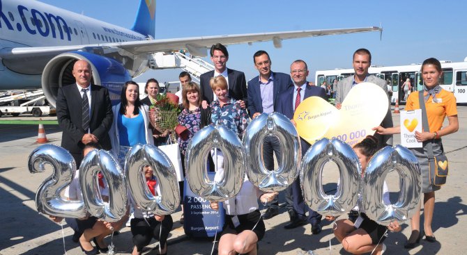 Летище Бургас посрещна 2-милионния си пътник (снимки)