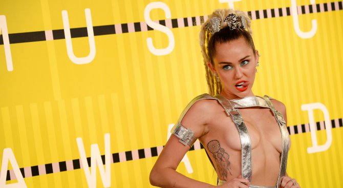 Майли Сайръс скандализира на наградите на MTV (снимки)