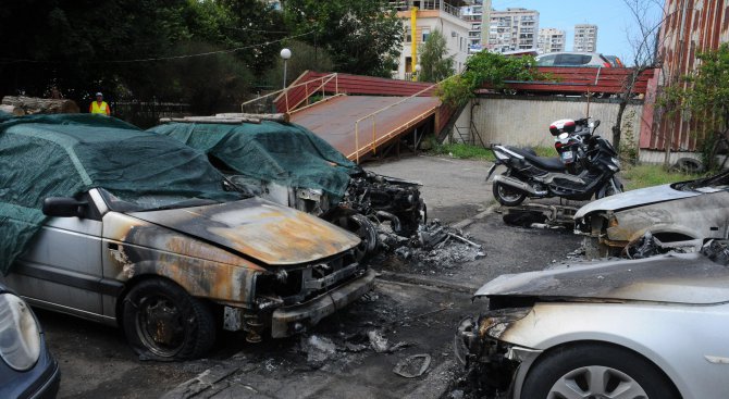 Пет леки автомобила са изгорели снощи в Пловдив