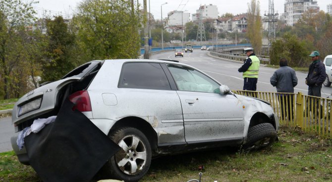Пиян шофьор без книжка провеси колата си през мост