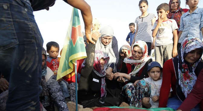 Погребват 3-годишния Айлян Курди в сирийския град Кобане
