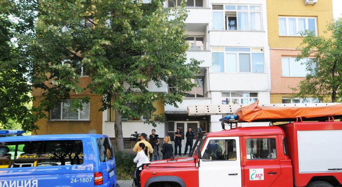 Тийнейджър падна от покрива на 5-етажен блок, лекари се борят за живота му
