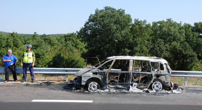 Ван се запали в движение на магистрала „Марица“ (снимки)