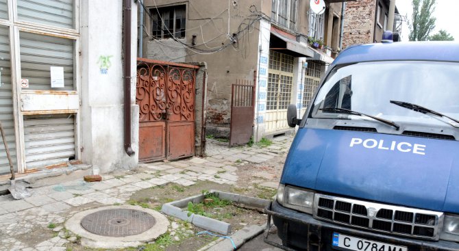 Задържаха 18 бежанци, настанени нелегално в апартамент в София