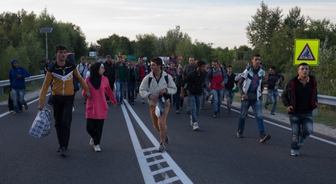 Берлин: Ще се справим с 800 000 бежанци